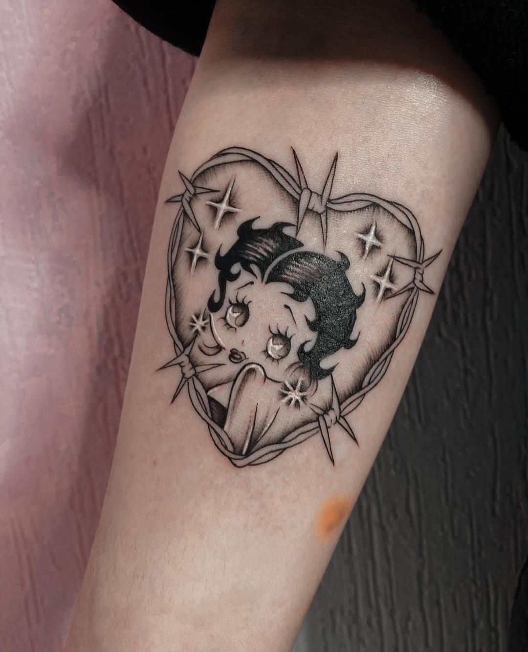 Illustrative floral piece by Ana